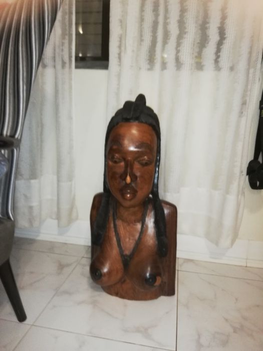 Arte africana muito bela lança e chapéu explorador