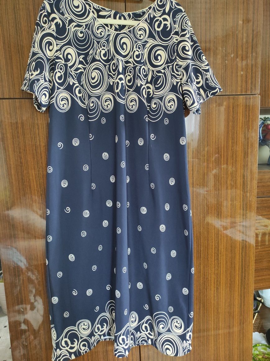 Sukienka elastyczna granatowa w beżowe wzory r.50