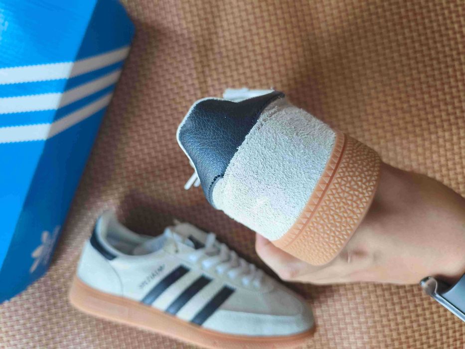 Damskie trampki adidas w kolorze białym i szarym. Rozmiar 38