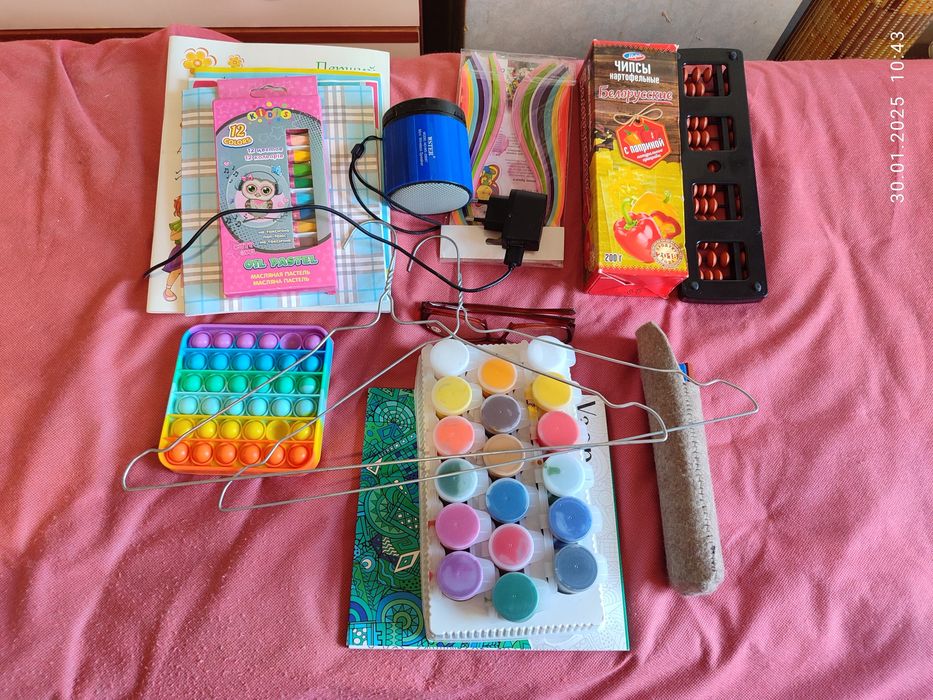 Віддам дитячі іграшки. Є одяг для біженки з дитиною.