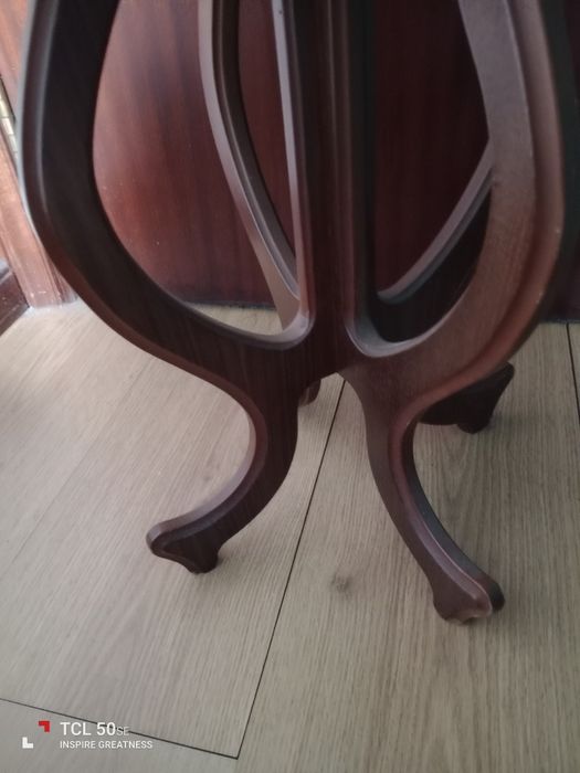 Coluna ou mesinha de apoio antiga mas em bom estado.