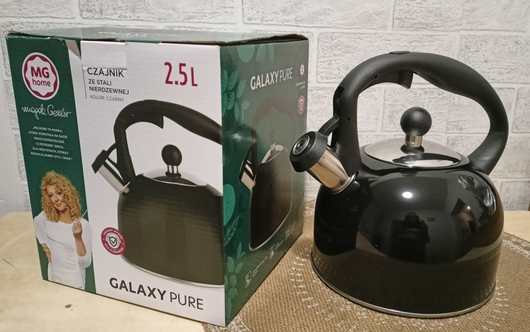 Nowy Czajnik z gwizdkiem 2.5 l czarny