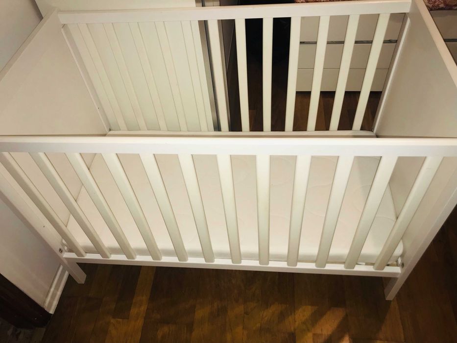 Berço branco com colchão