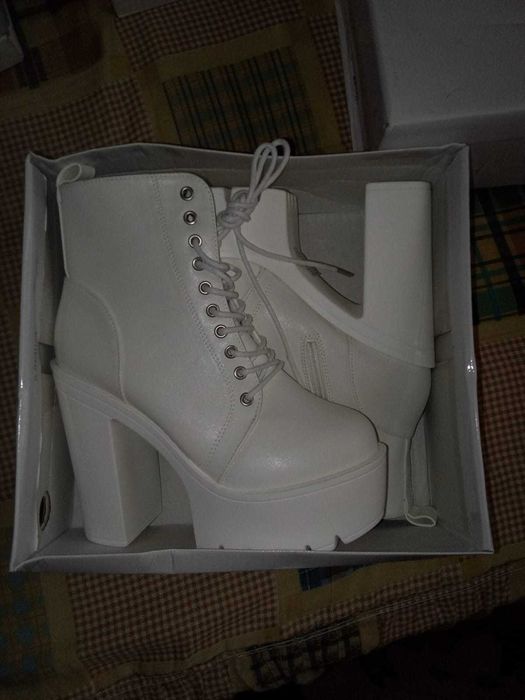 Botas de atacadores cano baixo