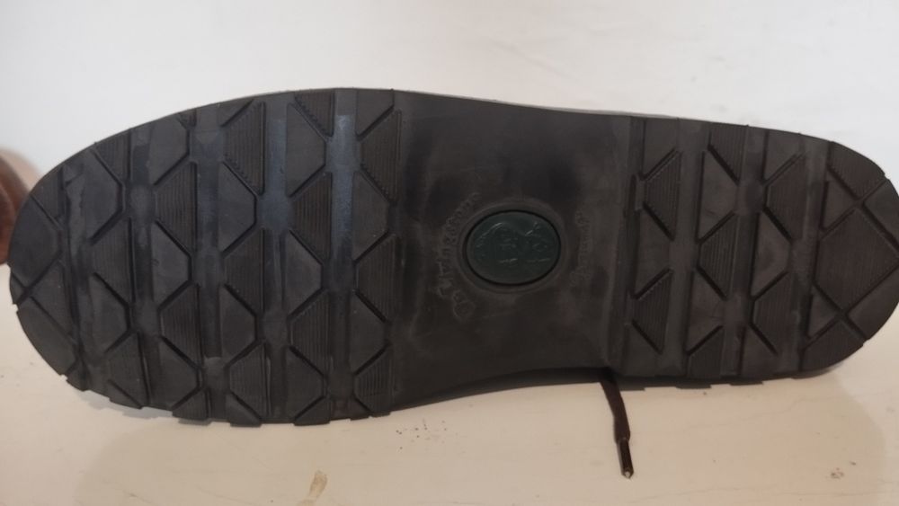 Botas em pele muito resistente