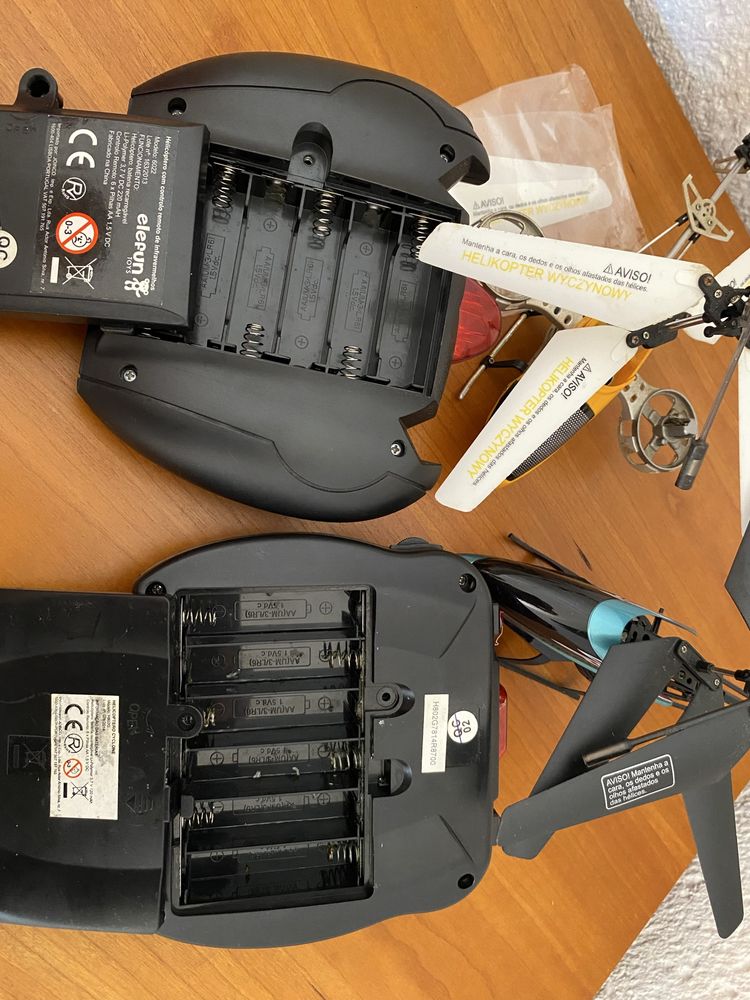 Helicópteros tele-comandados (dois)