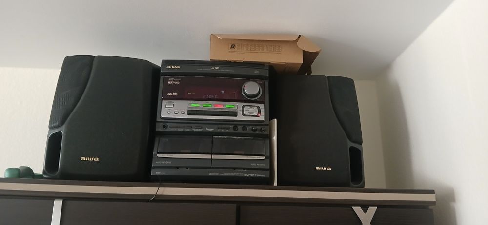 W dobrym stanie wieża aiwa z mocnym basem i trybem karaoke