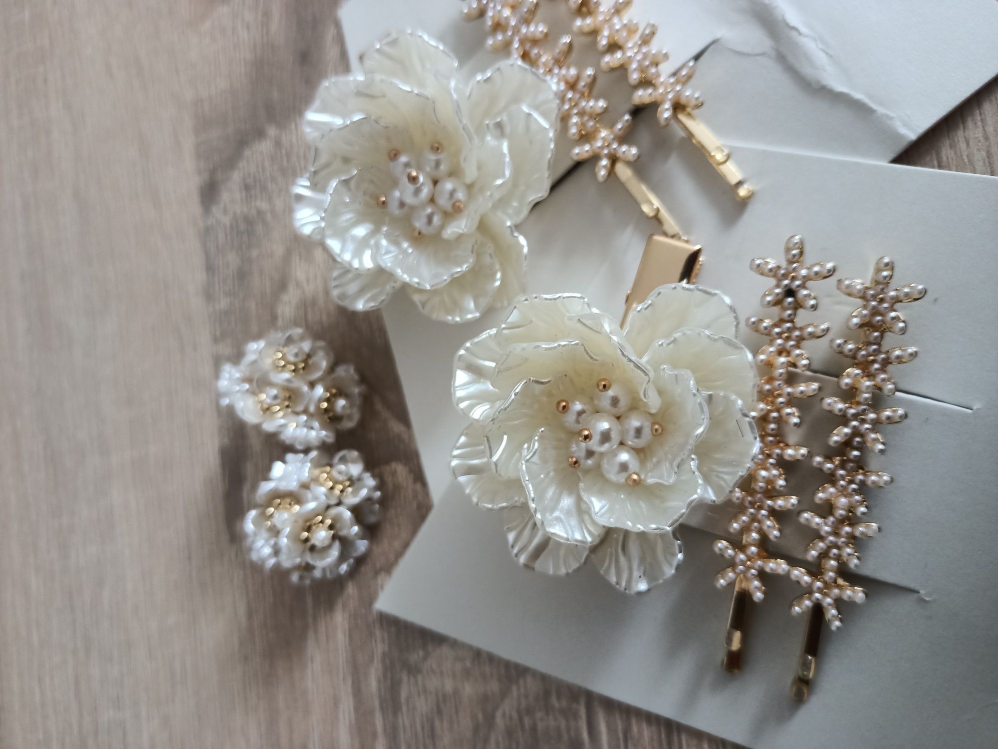 Biżuteria ślubna Reserved spinki i kolczyki kwiat perełki