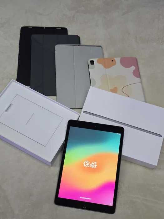 Tablet Apple iPad (8th Gen) Cellular 3 GB / 32 GB + 4 etui