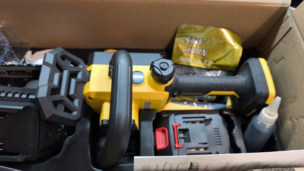 Mini motosserra elétrica+ 2 baterias + corrente extra (NOVA)