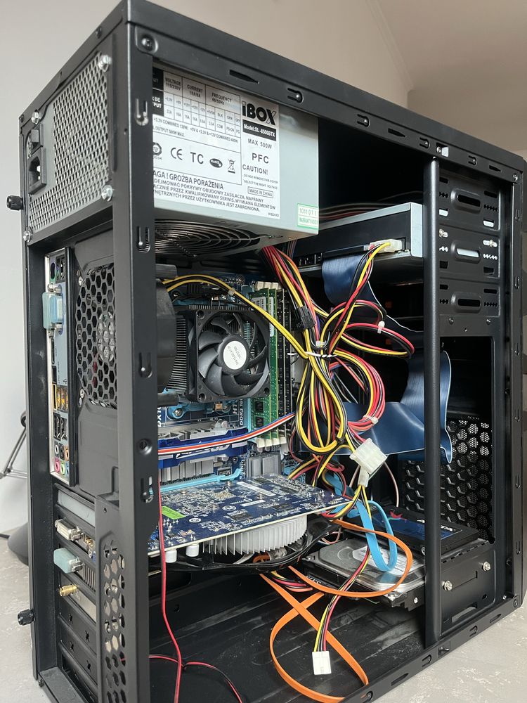 Komputer z monitorem