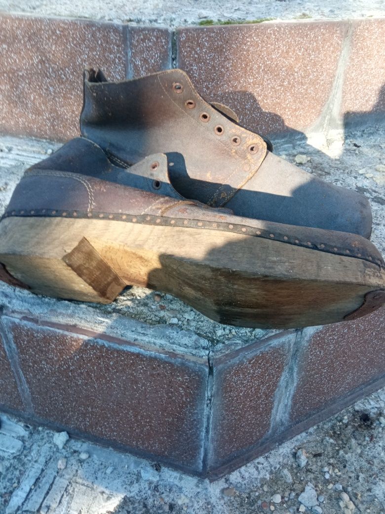 Buty muzealne ,drewniana podeszwa  do wystroju lokalu.