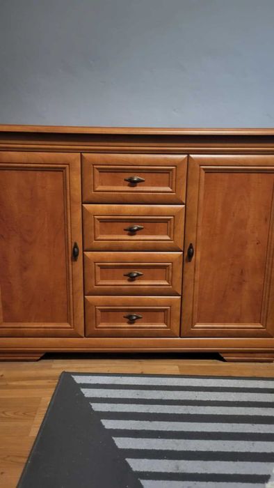 Komoda z szufladamii i barek