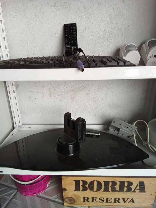 Vendo vários equipamentos eletrônicos e um suporte de tv.