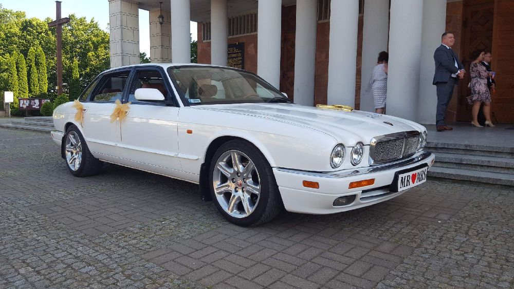 Jaguar XJR - śnieznobiały kot, niepowtarzalny styl i pazur