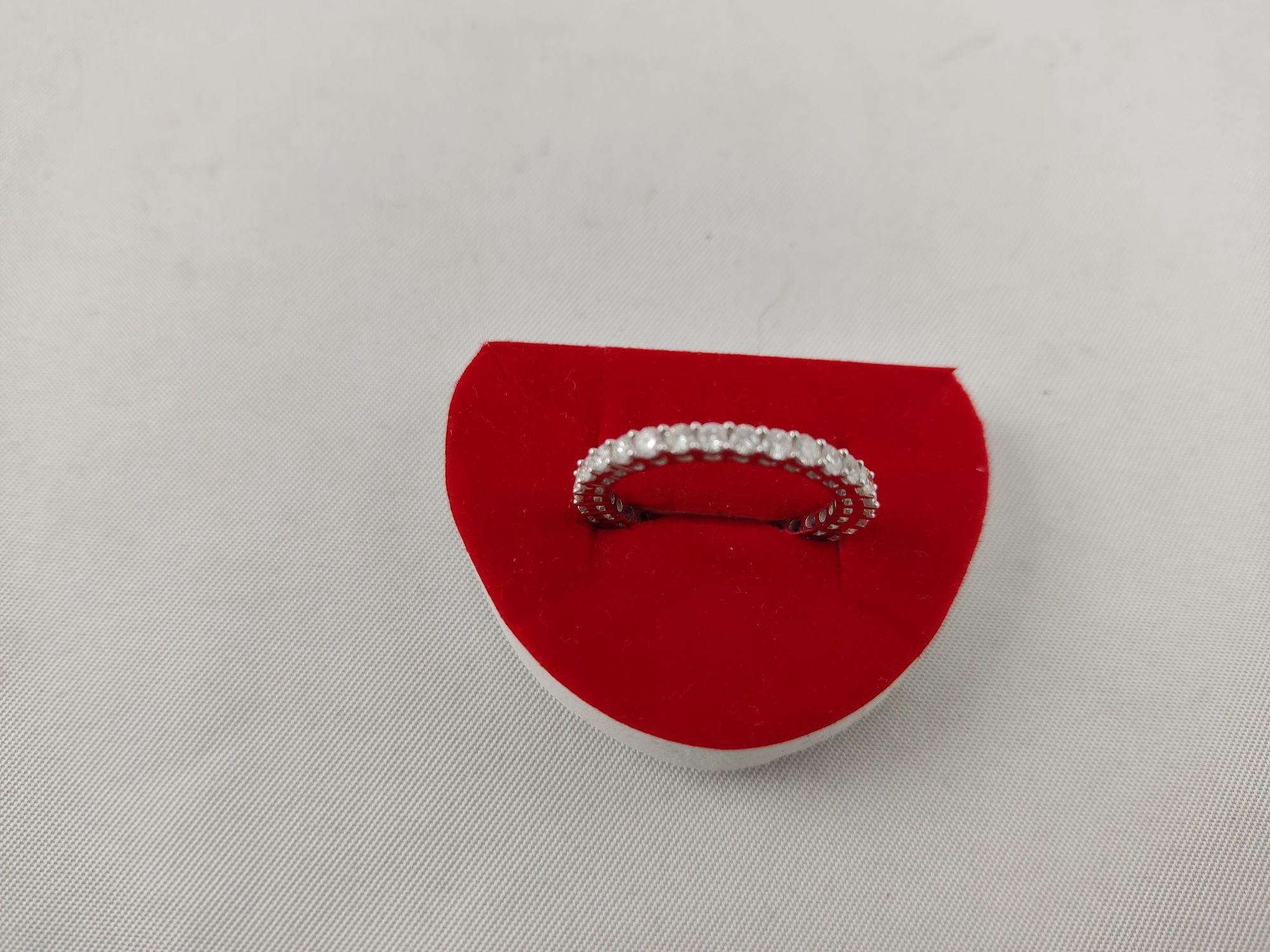 Złoty pierścionek ( białe złoto ) z diamentami (32 brylanty) tot. 1,00