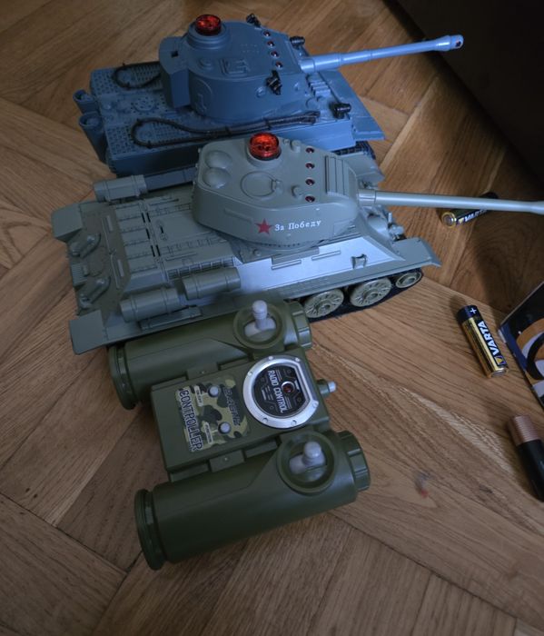 Іграшковий танковий бій