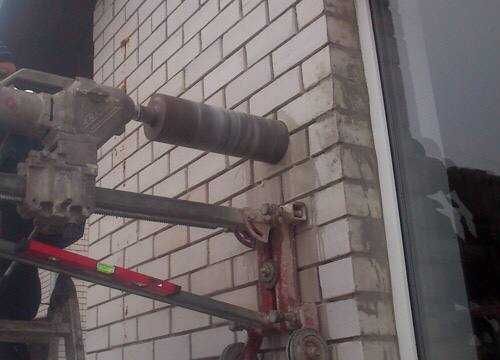 Сухе алмазне буріння отворів в стіні, фундаменті