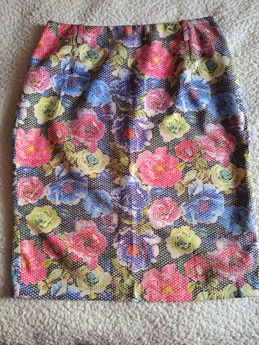 ołówkowa spódnica w kwiaty