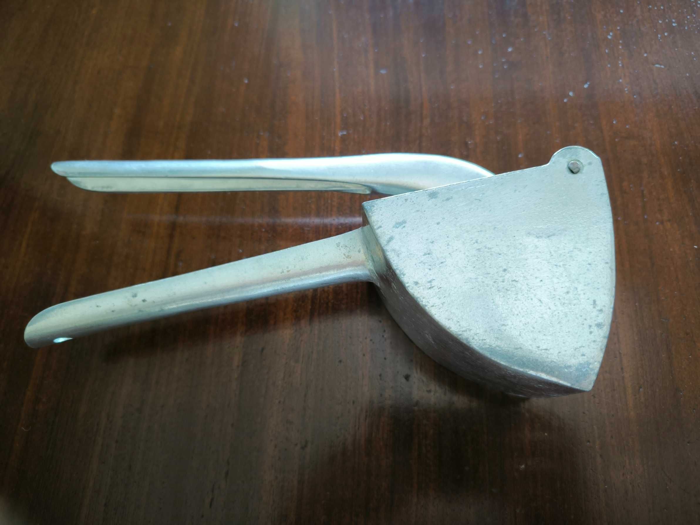 Espremedor manual de citrinos e para legumes (puré) antigos (alumínio)