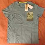 T-shirt verde azulado com desenho frente e verso.