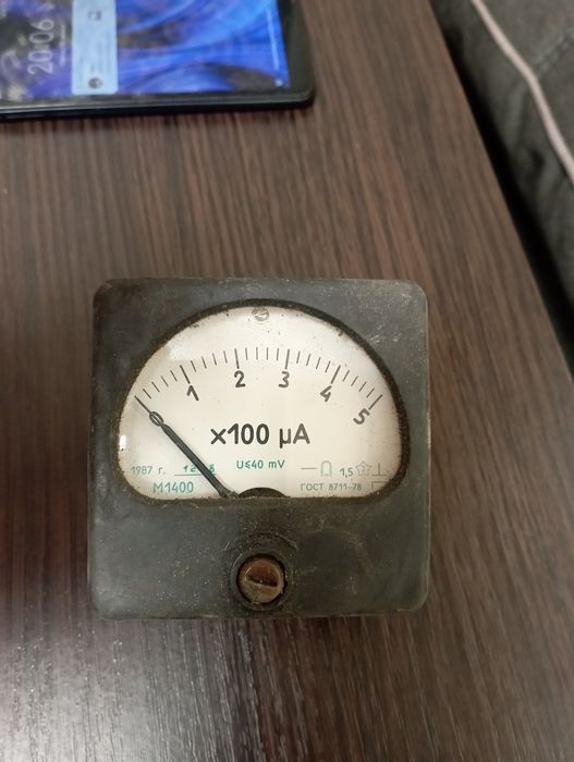 Амперметр M1400.          .