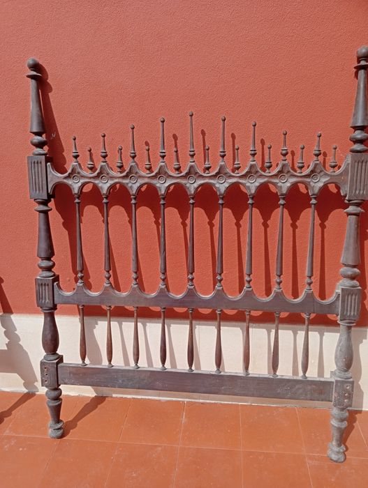 Cama antiga em madeira maciça