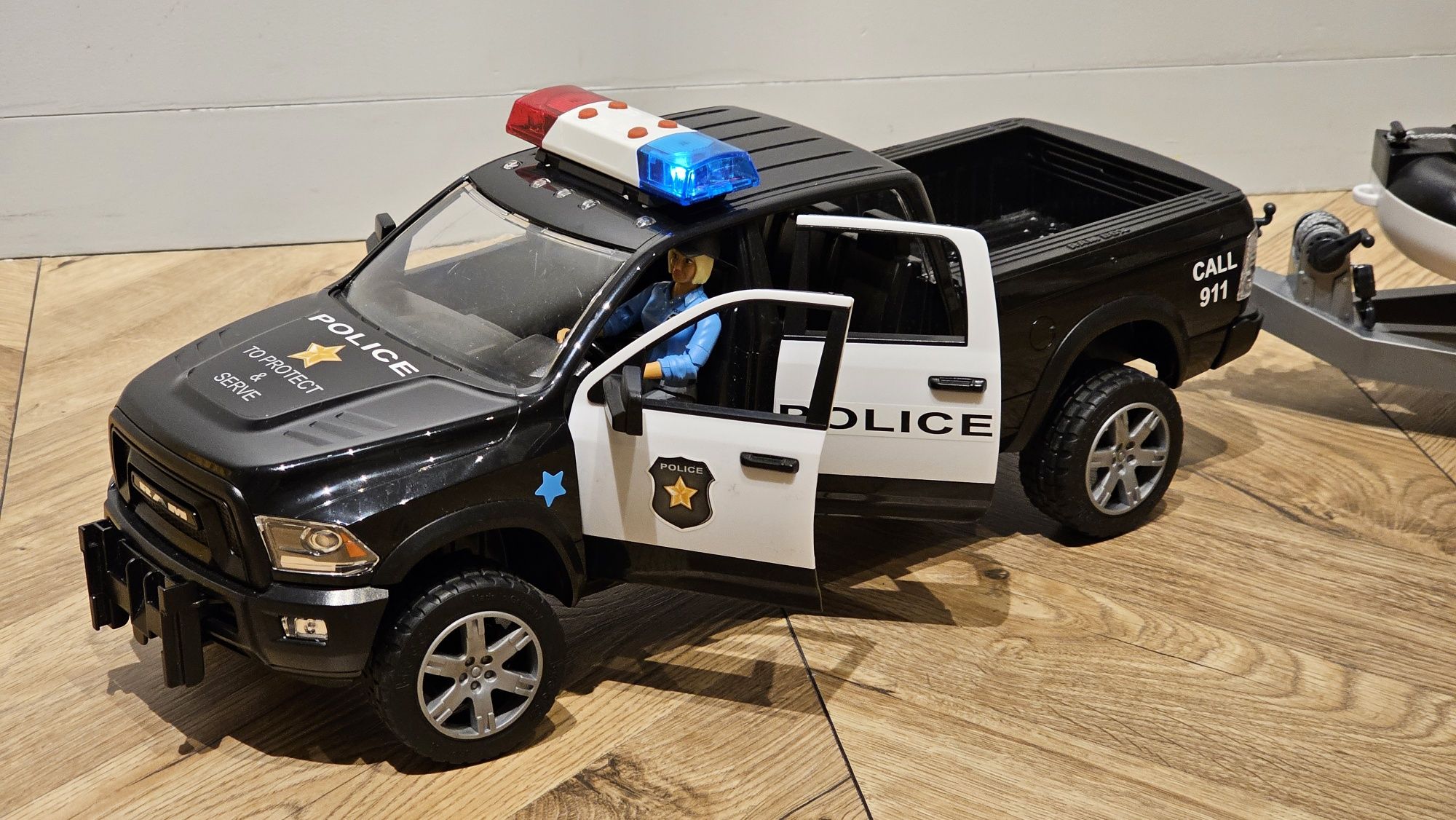 Набір Bruder автомобіль поліцейский RAM 2500 з човном та фігурками