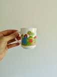 Caneca Arcopal vintage, com ilustração de crianças a brincar no campo