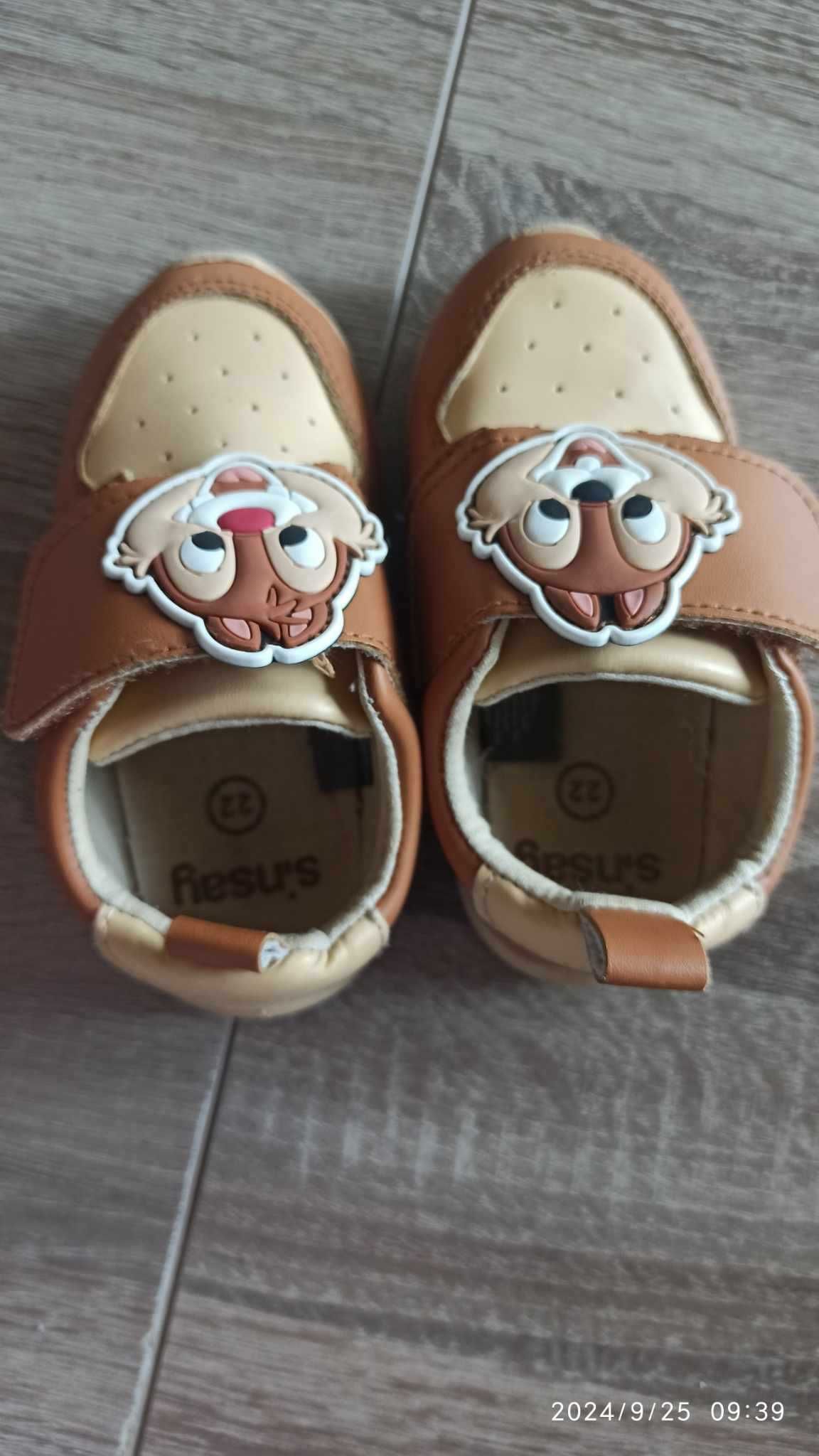 Buty sportowe chłopięce r. 22