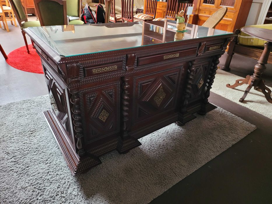 Fantástica secretária antiga em madeira maciça com gavetas em