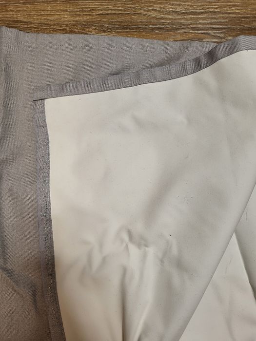 Jasnoszara zasłona typu blackout na przelotkach