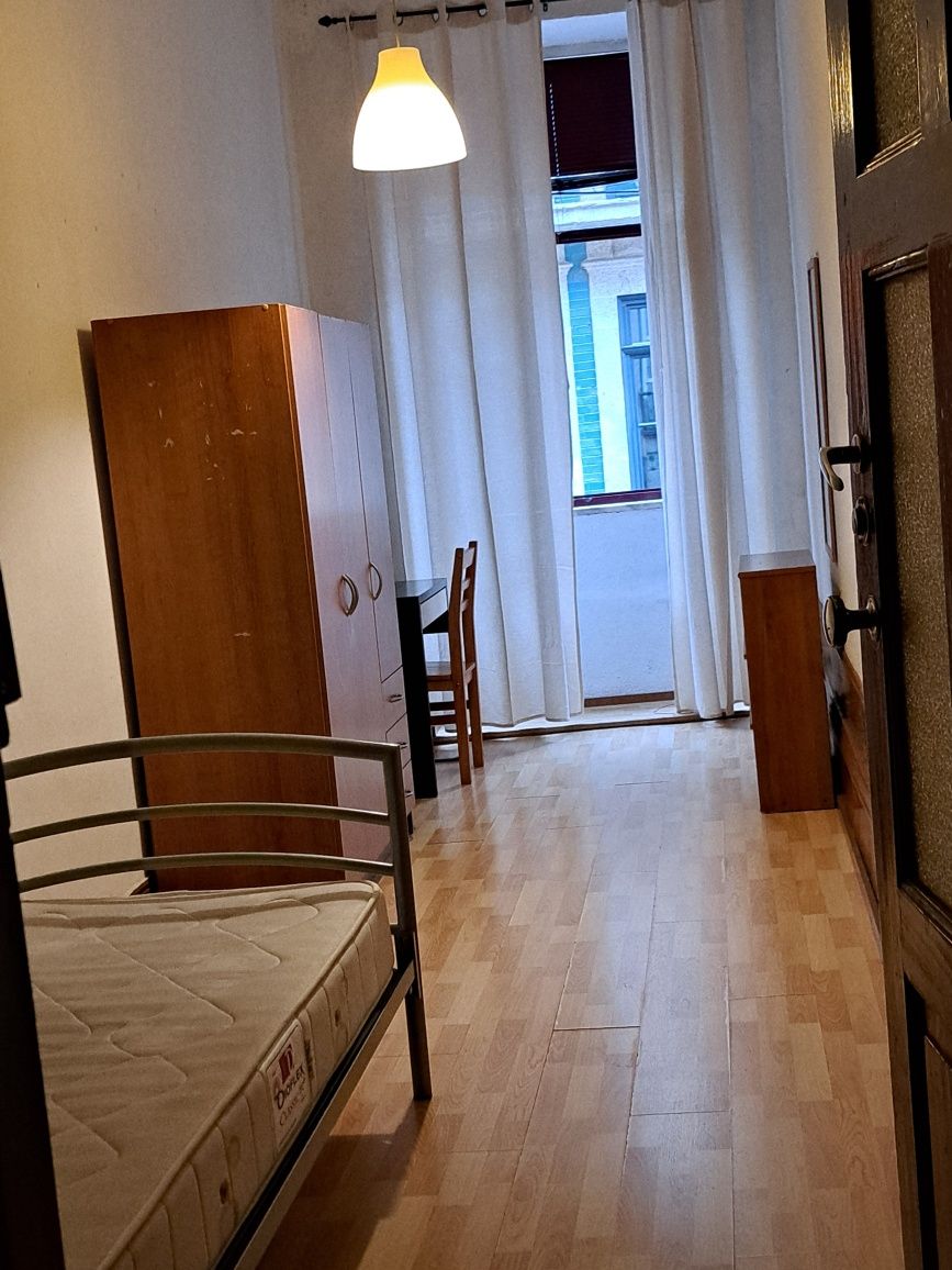 Quarto a estudante universitária feminina (Rua de Cedofeita)