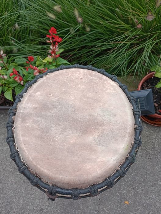 Djembe Olcha bęben rodzimej produkcji.