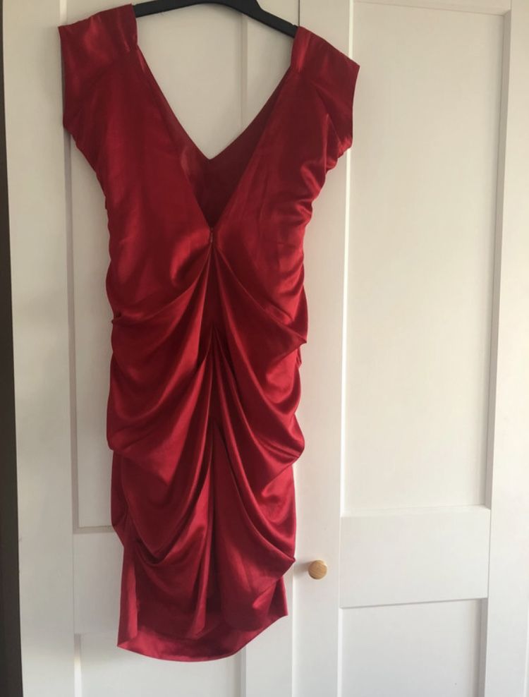 Sukienka koltailowa niepowtarzalny krój hłęboka czerwień wesele randka