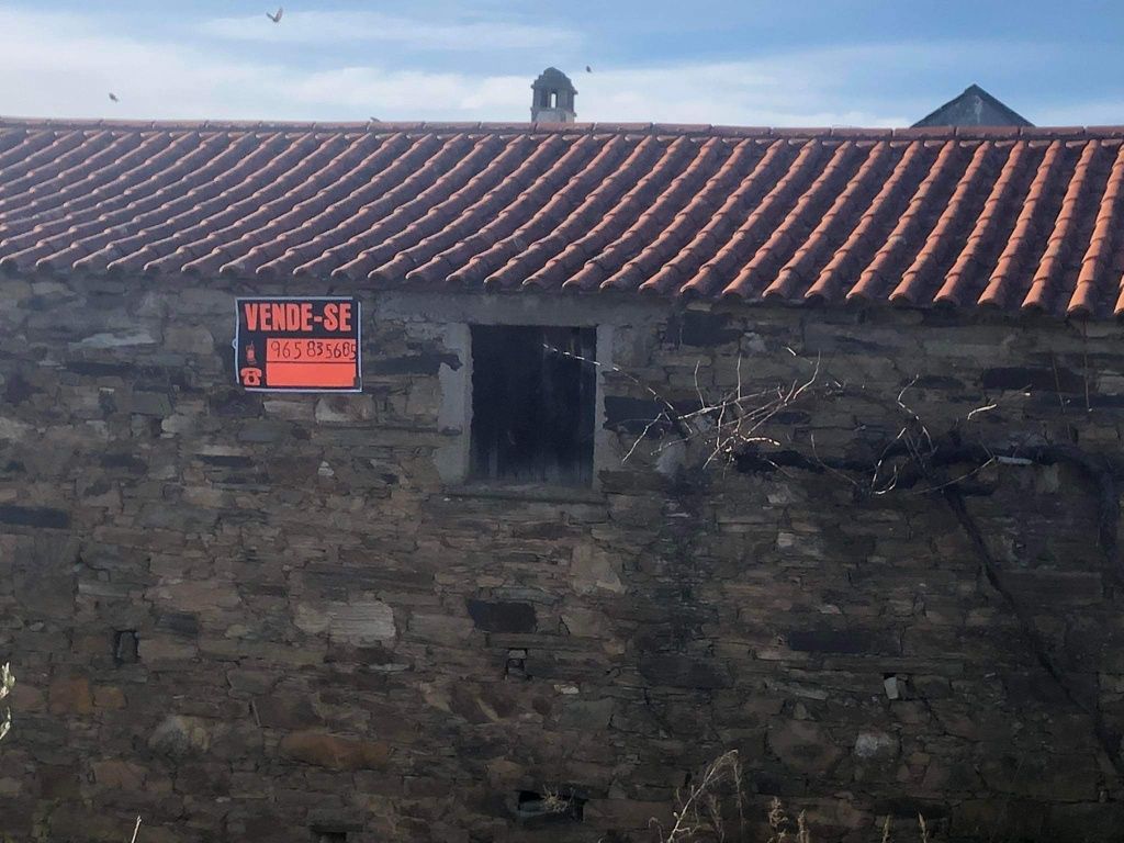 Palheiro em pedra com terreno