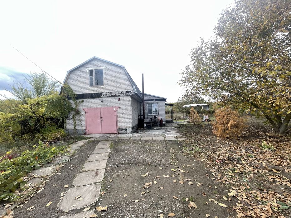 Дом с камином и большим учатком