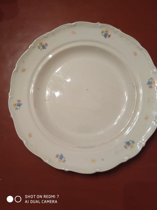 посуда разная..тарелки чашки...