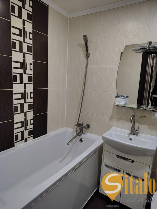 Продам двокімнатну з ремонтом та меблями, космос (020)