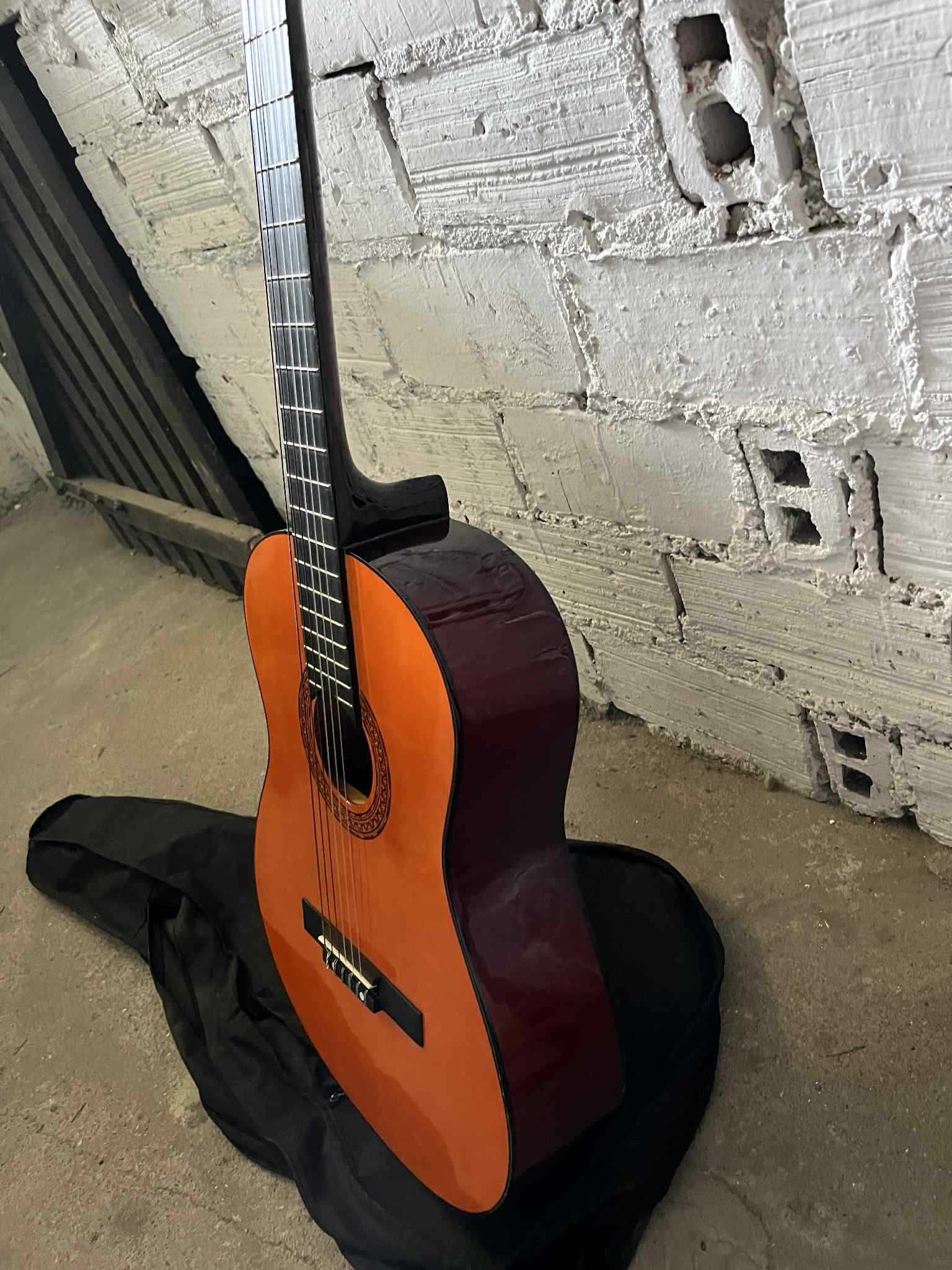 Gitara klasyczna z pokrowcem – w dobrej cenie