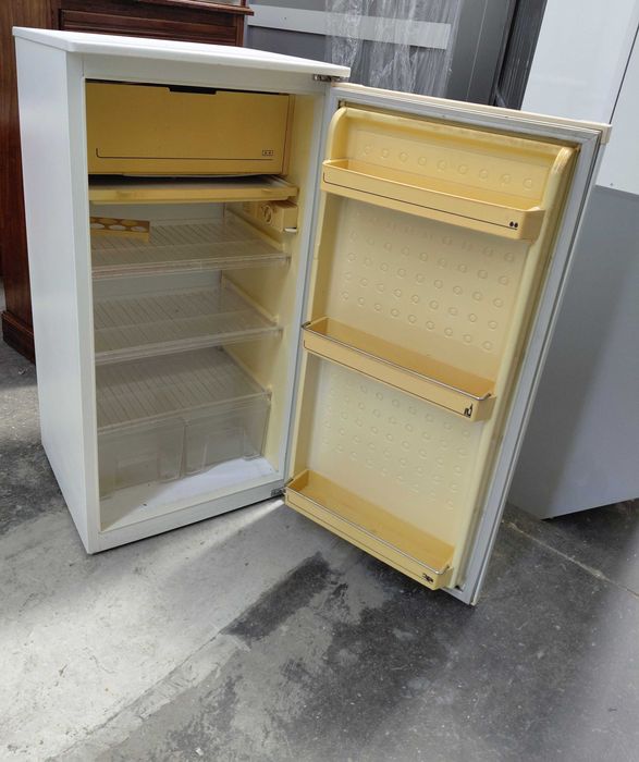 Frigorífico com congelador a funcionar