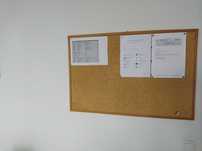 Quadro magnético com marcadores e quadro cortiça em bom estado
