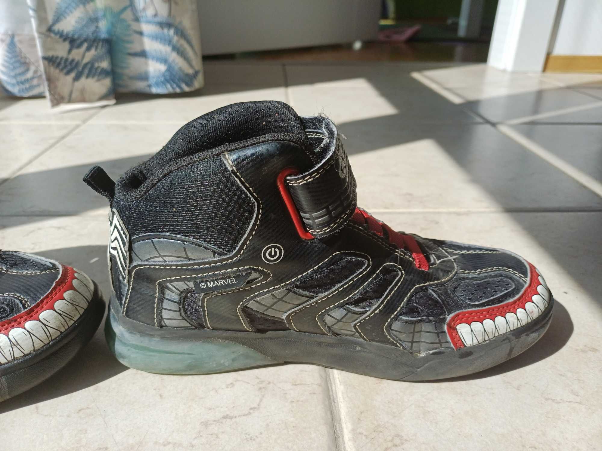 Sneakersy chłopięce GEOX J26FEC MARVEL VENOM, rozmiar 35