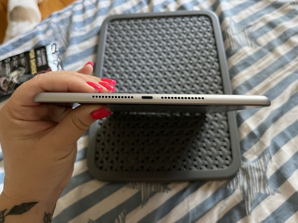 Продам apple iPad ( 5-поколения )