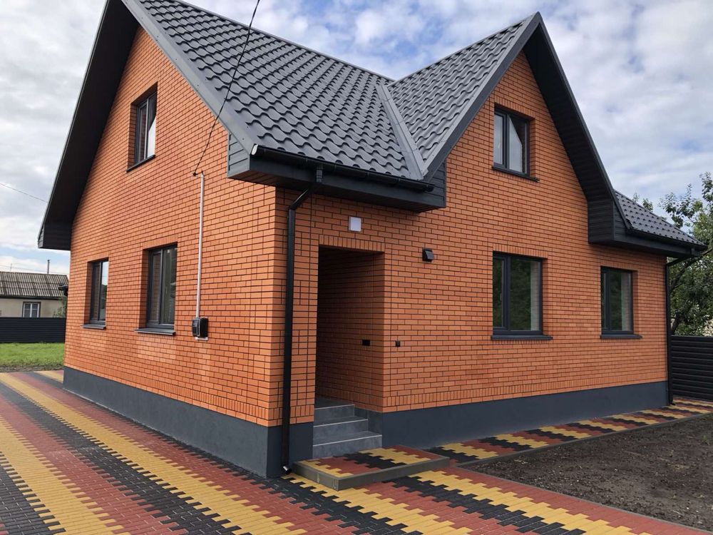 Продам будинок в районі ринку Урожай, 4 кімнати, кухня, ванна, гараж.