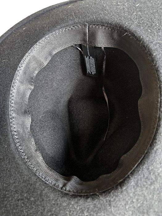 Unikatowy gotycki kapelusz customowy z krzyżami
