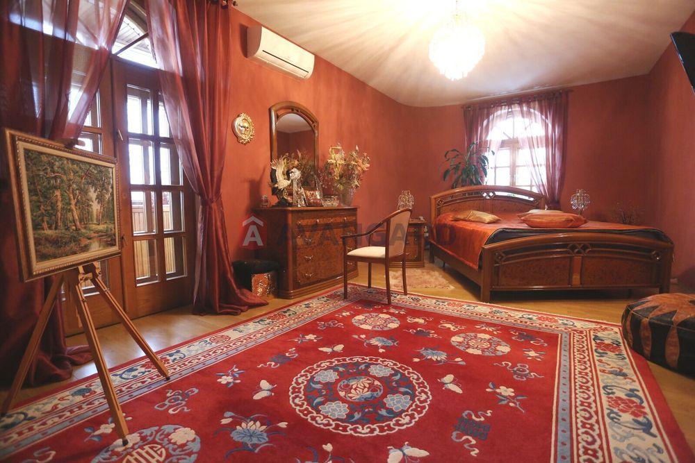 Продам 5 ком.кв.в центре города, 150 кв м. 660$ за кв м