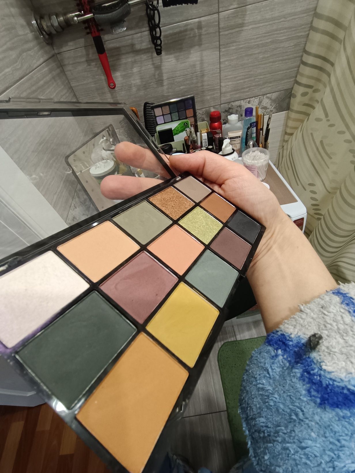 Палетка тіней Makeup Revolution Division Re-loaded Palette