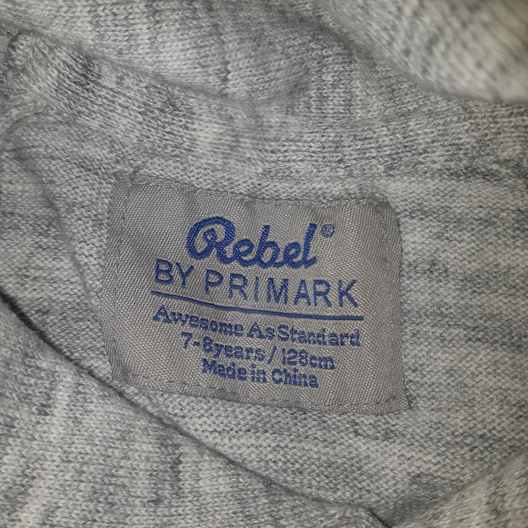 Sweterek Rebel rozmiar 128 
Stan bardzo dobry,  miły w dotyku