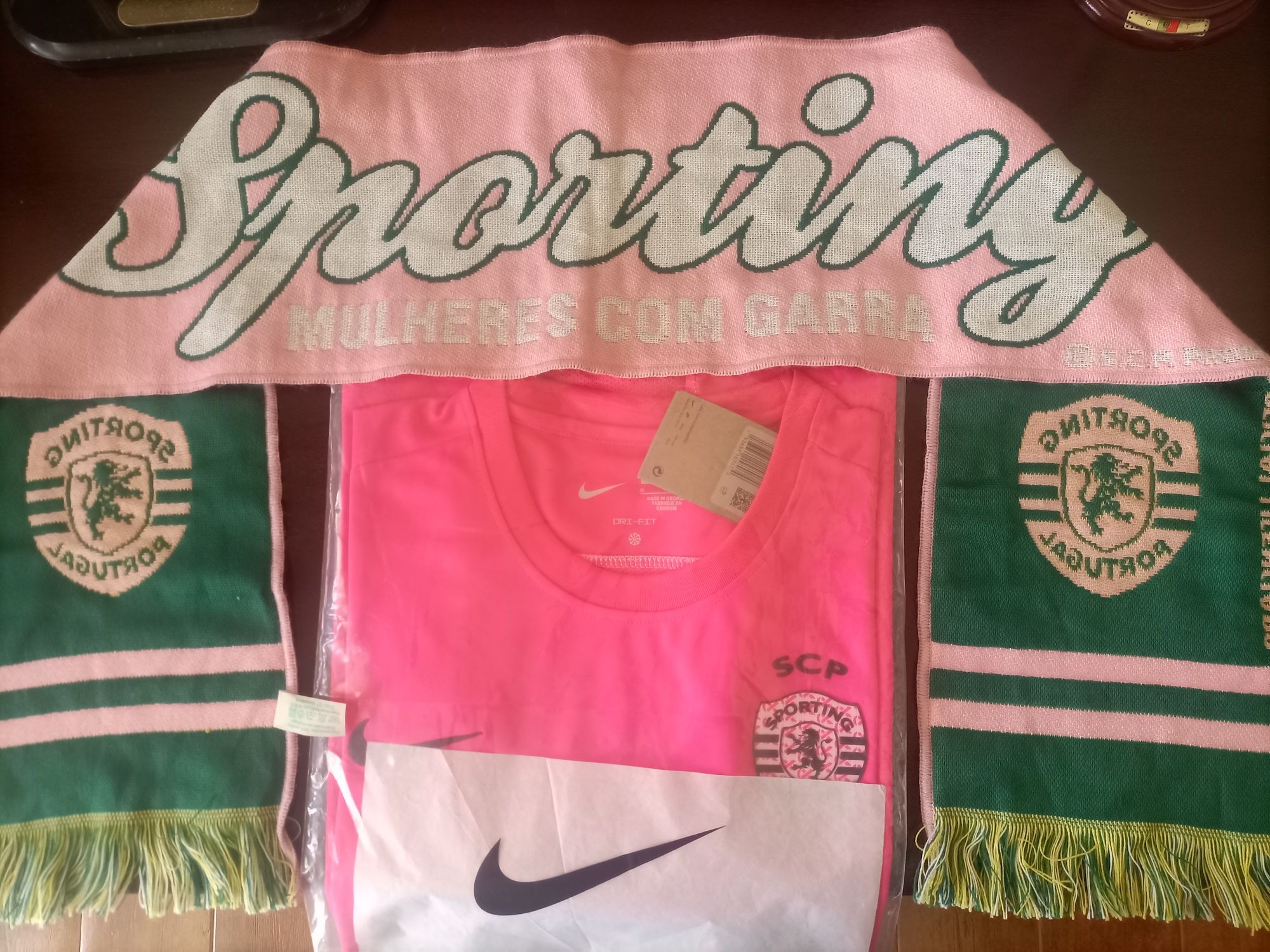 Conjunto Camisola Sporting 24/25 e Cachecol Rosa